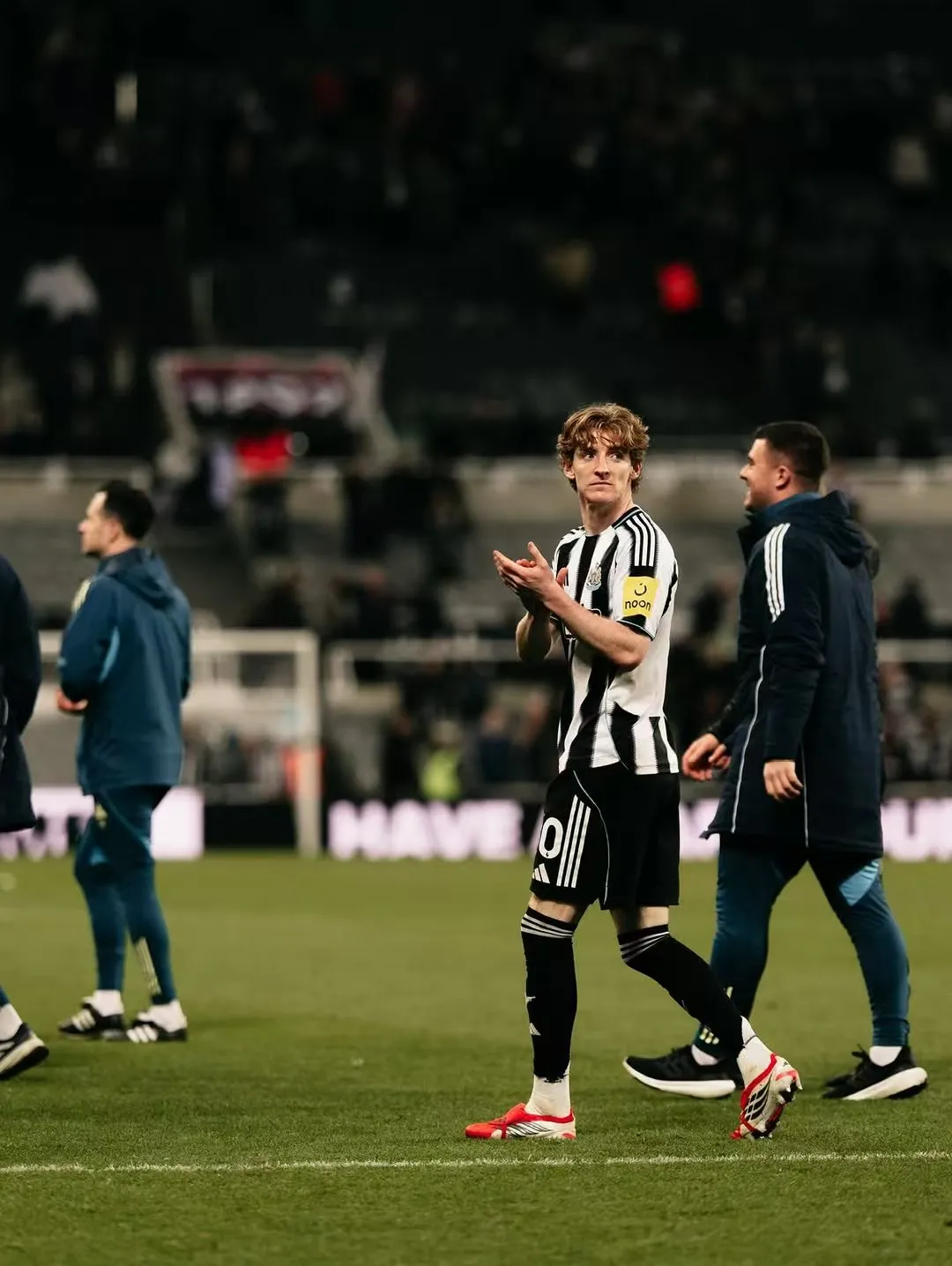 世界杯官方信息发布-打入一球,戈登赛后更新社媒,发布图集庆祝胜利