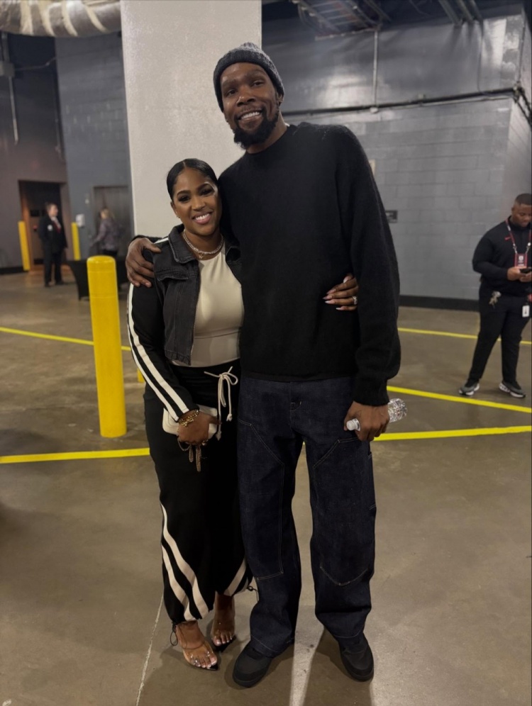 世界杯官方信息发布-帕金斯晒照:好久没见到杜兰特了 但我的妻儿去看了场他的比赛